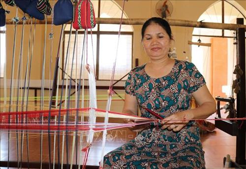 Dệt thổ cẩm truyền thống tại làng dệt Chăm Mỹ Nghiệp (huyện Ninh Phước). Ảnh: Nguyễn Thành - TTXVN Dệt thổ cẩm truyền thống tại làng dệt Chăm Mỹ Nghiệp (huyện Ninh Phước). Ảnh: Nguyễn Thành - TTXVN