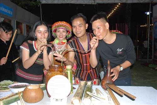 Biểu diễn hát múa tập thể trong ngày khai mạc. Ảnh: K GỬIH -TTXVN Trao cờ lưu niệm cho các đoàn tham dự liên hoan trong lễ khai mạc. Ảnh: K GỬIH -TTXVN Đại biểu tham quan các gian trưng bày sản phẩm dân tộc truyền thống trong ngày khai mạc. Ảnh: K GỬIH -TTXVN Biểu diễn múa dân tộc truyền thống trong ngày khai mạc. Ảnh: K GỬIH -TTXVN Biểu diễn hát múa tập thể trong ngày khai mạc. Ảnh: K GỬIH -TTXVN Trao cờ lưu niệm cho các đoàn tham dự liên hoan trong lễ khai mạc. Ảnh: K GỬIH -TTXVN Đại biểu tham quan các gian trưng bày sản phẩm dân tộc truyền thống trong ngày khai mạc. Ảnh: K GỬIH -TTXVN Biểu diễn múa dân tộc truyền thống trong ngày khai mạc. Ảnh: K GỬIH -TTXVN