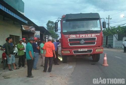 Lực lượng chức năng đang khám nghiệm chiếc xe gây tai nạn. Ảnh: atgt.vn Lực lượng chức năng đang khám nghiệm chiếc xe gây tai nạn. Ảnh: atgt.vn