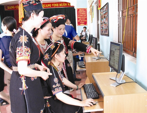 Ngày mùa trên cánh đồng ATK Yên Sơn Yên Sơn luôn chú trọng công tác chăm sóc sức khỏe cho đồng bào Sản xuất tăm tre - nghề phụ đem lại thu nhập cho nhiều hộ đồng bào dân tộc Với mục tiêu phát triển nông nghiệp theo hướng sản xuất hàng hóa, những năm qua, diện tích chè của xã Mỹ Bằng, huyện Yên Sơn không ngừng được mở rộng Đồng bào dân tộc ở vùng ATK Yên Sơn tra cứu thông tin trên mạng internet để ứng dụng vào lao động, sản xuất Phiên chợ vùng cao của đồng bào các dân tộc Ngày mùa trên cánh đồng ATK Yên Sơn Yên Sơn luôn chú trọng công tác chăm sóc sức khỏe cho đồng bào Sản xuất tăm tre - nghề phụ đem lại thu nhập cho nhiều hộ đồng bào dân tộc Với mục tiêu phát triển nông nghiệp theo hướng sản xuất hàng hóa, những năm qua, diện tích chè của xã Mỹ Bằng, huyện Yên Sơn không ngừng được mở rộng Đồng bào dân tộc ở vùng ATK Yên Sơn tra cứu thông tin trên mạng internet để ứng dụng vào lao động, sản xuất Phiên chợ vùng cao của đồng bào các dân tộc