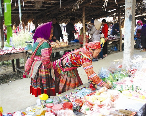 Ngày mùa trên cánh đồng ATK Yên Sơn Yên Sơn luôn chú trọng công tác chăm sóc sức khỏe cho đồng bào Sản xuất tăm tre - nghề phụ đem lại thu nhập cho nhiều hộ đồng bào dân tộc Với mục tiêu phát triển nông nghiệp theo hướng sản xuất hàng hóa, những năm qua, diện tích chè của xã Mỹ Bằng, huyện Yên Sơn không ngừng được mở rộng Đồng bào dân tộc ở vùng ATK Yên Sơn tra cứu thông tin trên mạng internet để ứng dụng vào lao động, sản xuất Phiên chợ vùng cao của đồng bào các dân tộc Ngày mùa trên cánh đồng ATK Yên Sơn Yên Sơn luôn chú trọng công tác chăm sóc sức khỏe cho đồng bào Sản xuất tăm tre - nghề phụ đem lại thu nhập cho nhiều hộ đồng bào dân tộc Với mục tiêu phát triển nông nghiệp theo hướng sản xuất hàng hóa, những năm qua, diện tích chè của xã Mỹ Bằng, huyện Yên Sơn không ngừng được mở rộng Đồng bào dân tộc ở vùng ATK Yên Sơn tra cứu thông tin trên mạng internet để ứng dụng vào lao động, sản xuất Phiên chợ vùng cao của đồng bào các dân tộc