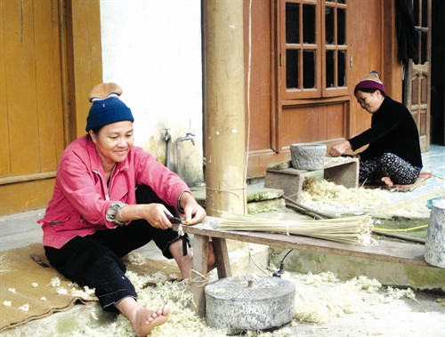 Ngày mùa trên cánh đồng ATK Yên Sơn Yên Sơn luôn chú trọng công tác chăm sóc sức khỏe cho đồng bào Sản xuất tăm tre - nghề phụ đem lại thu nhập cho nhiều hộ đồng bào dân tộc Với mục tiêu phát triển nông nghiệp theo hướng sản xuất hàng hóa, những năm qua, diện tích chè của xã Mỹ Bằng, huyện Yên Sơn không ngừng được mở rộng Đồng bào dân tộc ở vùng ATK Yên Sơn tra cứu thông tin trên mạng internet để ứng dụng vào lao động, sản xuất Phiên chợ vùng cao của đồng bào các dân tộc Ngày mùa trên cánh đồng ATK Yên Sơn Yên Sơn luôn chú trọng công tác chăm sóc sức khỏe cho đồng bào Sản xuất tăm tre - nghề phụ đem lại thu nhập cho nhiều hộ đồng bào dân tộc Với mục tiêu phát triển nông nghiệp theo hướng sản xuất hàng hóa, những năm qua, diện tích chè của xã Mỹ Bằng, huyện Yên Sơn không ngừng được mở rộng Đồng bào dân tộc ở vùng ATK Yên Sơn tra cứu thông tin trên mạng internet để ứng dụng vào lao động, sản xuất Phiên chợ vùng cao của đồng bào các dân tộc