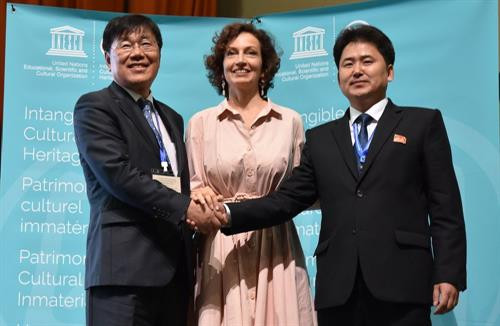 Đại diện Hàn Quốc và CHDCND Triều Tiên bắt tay để môn "Đấu vật" truyền thống trở thành Di sản văn hóa phi vật thể thế giới (người đứng giữa là Tổng Giám đốc UNESCO Audrey Azoulay) Đại diện Hàn Quốc và CHDCND Triều Tiên bắt tay để môn "Đấu vật" truyền thống trở thành Di sản văn hóa phi vật thể thế giới (người đứng giữa là Tổng Giám đốc UNESCO Audrey Azoulay)