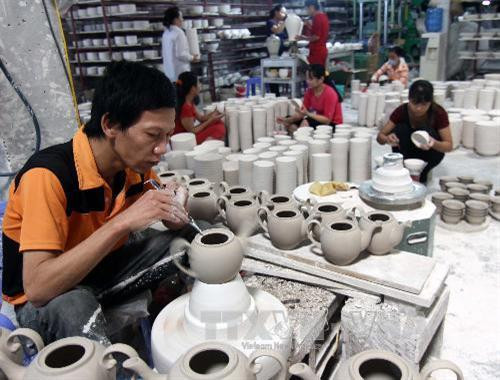 Sản xuất gốm sứ tại Bát Tràng. Ảnh: Vũ Sinh - TTXVN