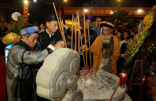 Dâng hương tại lễ hội đền Trần năm 2019. Ảnh: Thế Duyệt – TTXVN