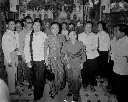 Bộ trưởng Bộ Ngoại giao Chính phủ Cách mạng lâm thời Cộng hòa miền Nam Việt Nam Nguyễn Thị Bình (giữa) gặp gỡ thân mật Anh hùng Quân đội Nguyễn Thị Chiên (bên phải) trong dịp ra thăm Hà Nội, tháng 5/1973. Ảnh: TTXVN Bộ trưởng Bộ Ngoại giao Chính phủ Cách mạng lâm thời Cộng hòa miền Nam Việt Nam Nguyễn Thị Bình (giữa) gặp gỡ thân mật Anh hùng Quân đội Nguyễn Thị Chiên (bên phải) trong dịp ra thăm Hà Nội, tháng 5/1973. Ảnh: TTXVN