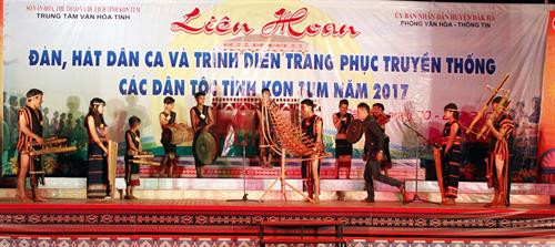 Các tiết mục biểu diễn thời trang các dân tộc, đàn hát và nhạc cụ của các dân tộc sinh sống trên địa bàn tỉnh Kon Tum. Ảnh: Quang Thái- TTXVN Các tiết mục biểu diễn thời trang các dân tộc, đàn hát và nhạc cụ của các dân tộc sinh sống trên địa bàn tỉnh Kon Tum. Ảnh: Quang Thái- TTXVN