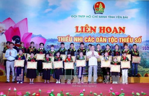 Đại diện lãnh đạo tỉnh Yên Bái trao học bổng Vừ A Dính cho thiếu nhi dân tộc thiểu số tiêu biểu Đại diện lãnh đạo tỉnh Yên Bái trao học bổng Vừ A Dính cho thiếu nhi dân tộc thiểu số tiêu biểu