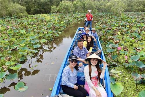 Rừng tràm Trà Sư là điểm đến đặc sắc và lý thú nhất dành cho khách du lịch khi đến với An Giang trong mùa nước nổi. Ảnh: Thanh Sang-TTXVN Rừng tràm Trà Sư là điểm đến đặc sắc và lý thú nhất dành cho khách du lịch khi đến với An Giang trong mùa nước nổi. Ảnh: Thanh Sang-TTXVN