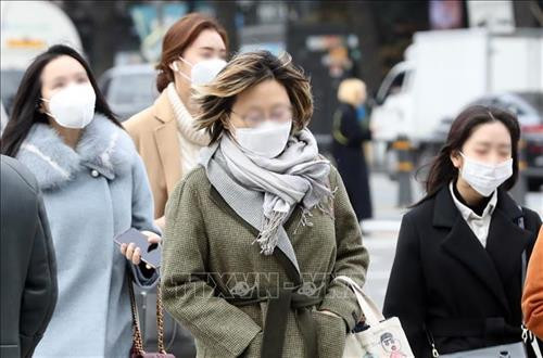Người dân đeo khẩu trang đề phòng lây nhiễm virus corona tại Seoul, Hàn Quốc. Ảnh: Yonhap/TTXVN Người dân đeo khẩu trang đề phòng lây nhiễm virus corona tại Seoul, Hàn Quốc. Ảnh: Yonhap/TTXVN