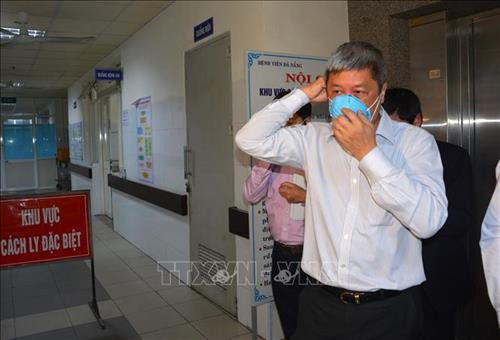 Thứ trưởng Bộ Y tế Nguyễn Trường Sơn kiểm tra khu vực cách ly đặc biệt đối với các bệnh nhân nghi nhiễm bệnh nCov. Ảnh: Văn Dũng - TTXVN Thứ trưởng Bộ Y tế Nguyễn Trường Sơn kiểm tra khu vực cách ly đặc biệt đối với các bệnh nhân nghi nhiễm bệnh nCov. Ảnh: Văn Dũng - TTXVN