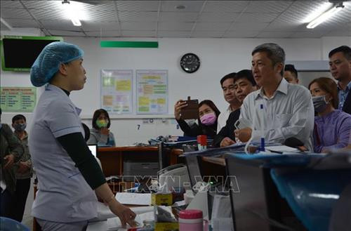 Thứ trưởng Bộ Y tế Nguyễn Trường Sơn đến kiểm tra công tác chuẩn bị phòng chống dịch bệnh nCov tại bệnh viện Đà Nẵng. Ảnh: Văn Dũng - TTXVN Thứ trưởng Bộ Y tế Nguyễn Trường Sơn đến kiểm tra công tác chuẩn bị phòng chống dịch bệnh nCov tại bệnh viện Đà Nẵng. Ảnh: Văn Dũng - TTXVN