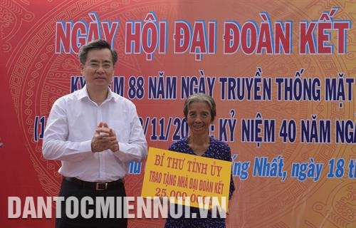 Ông Nguyễn Quang Dương, Bí thư Tỉnh ủy Bạc Liêu trao tặng Nhà Đại đoàn kết cho người dân tại Ngày hội đoàn kết Kỷ niệm 88 năm Ngày truyền thống Mặt trận Tổ quốc Việt Nam. Ảnh: Phạm Thanh Cường