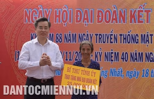 Ông Nguyễn Quang Dương, Bí thư Tỉnh ủy Bạc Liêu trao tặng Nhà Đại đoàn kết cho người dân tại Ngày hội đoàn kết Kỷ niệm 88 năm Ngày truyền thống Mặt trận Tổ quốc Việt Nam. Ảnh: Phạm Thanh Cường
