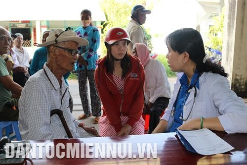 Đoàn Bác sĩ tình nguyện đến khám, phát thuốc miễn phí cho người dân nghèo tại xã Hưng Hội, huyện Vĩnh Lợi. Ảnh: Phạm Thanh Cường