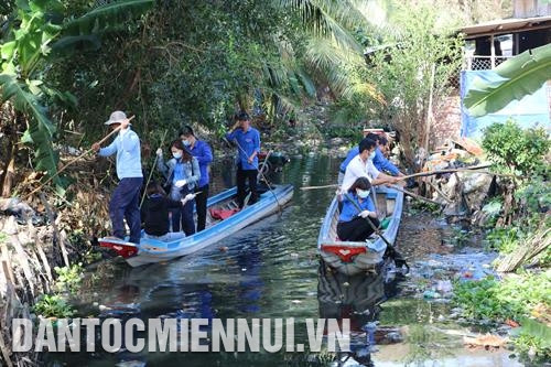 Người dân và thanh niên tình nguyện vớt rác tại các tuyến kênh rạch ô nhiễm trên địa bàn huyện Phước Long. Ảnh: Phạm Thanh Cường