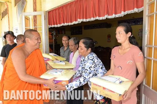 Các nhà hảo tâm phối hợp với chùa Cosđôn ở ấp Bình Bảo, xã Vĩnh Phú Tây, huyện Phước Long trao quà cho bà con nghèo. Ảnh: Phạm Thanh Cường