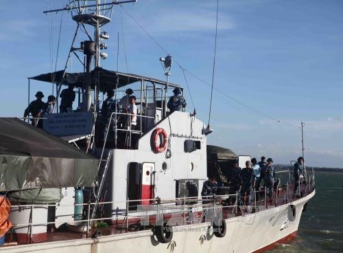 Tàu HQ211 rời cầu cảng Hải đội 2 (Bộ đội Biên phòng tỉnh Nghệ An) đưa thêm lực lượng cứu nạn đi tìm kiếm trên biển. Ảnh: Thanh Tùng/TTXVN