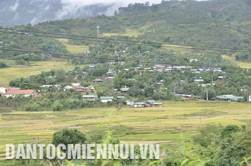 Đổi thay ở làng của đồng bào dân tộc Xê-đăng ở xã Măng Ri, huyện Tu Mơ Rông. Ảnh: Văn Phương