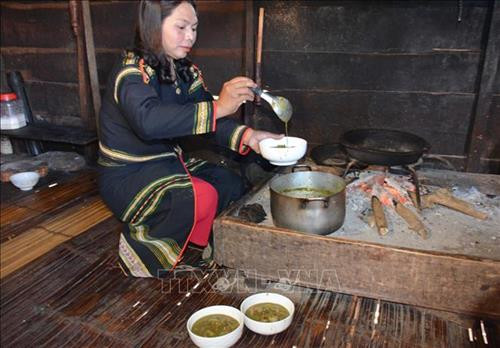 Múc canh bột lá yao sau khi đã nấu hoàn chỉnh ra tô. Ảnh: Hoài Thu – TTXVN Múc canh bột lá yao sau khi đã nấu hoàn chỉnh ra tô. Ảnh: Hoài Thu – TTXVN