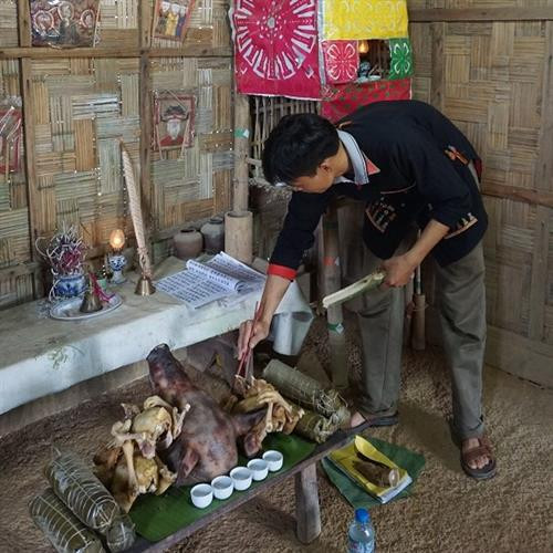 Thắp hương để mời, thần linh, ông bà tổ tiên về ăn Tết rằm tháng Bảy. Ảnh: Hoàng Tâm