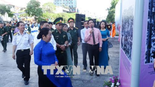 Khách tham quan Triển lãm. Ảnh: Gia Thuận – TTXVN