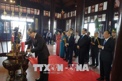 Các đồng chí lãnh đạo, nguyên lãnh đạo Trung ương và Thành phố Hồ Chí Minh dâng hương tại Lễ Giỗ tổ Hùng Vương năm 2018. Ảnh: Thế Anh-TTXVN Các đồng chí lãnh đạo, nguyên lãnh đạo Trung ương và Thành phố Hồ Chí Minh dâng hương tại Lễ Giỗ tổ Hùng Vương năm 2018. Ảnh: Thế Anh-TTXVN