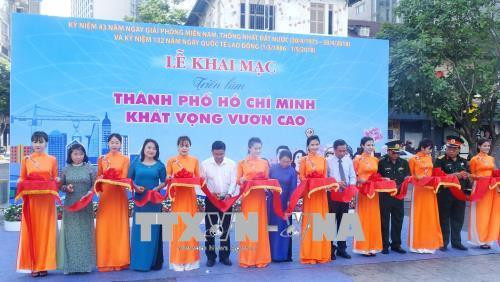 Cắt băng khai mạc Triển lãm. Ảnh: Gia Thuận - TTXVN