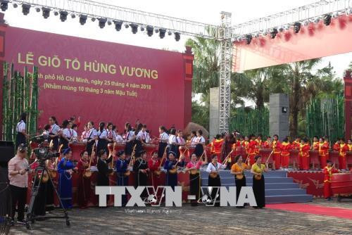 Tiết mục hòa tấu nhạc cụ dân tộc và sân khấu hóa tại lễ Giỗ tổ Hùng Vương năm 2018. Ảnh: Thế Anh-TTXVN Tiết mục hòa tấu nhạc cụ dân tộc và sân khấu hóa tại lễ Giỗ tổ Hùng Vương năm 2018. Ảnh: Thế Anh-TTXVN