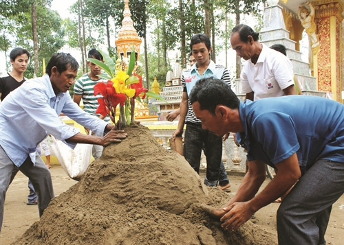 Đắp núi cát với mong ước tẩy trừ những điều xấu trong năm cũ và cầu mong những điều tốt lành trong năm mới