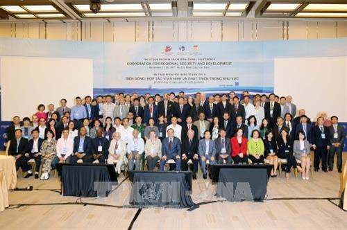 Các đại biểu chụp ảnh lưu niệm tại hội thảo. Ảnh: Thanh Vũ-TTXVN