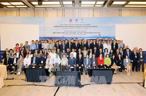 Các đại biểu chụp ảnh lưu niệm tại hội thảo. Ảnh: Thanh Vũ-TTXVN