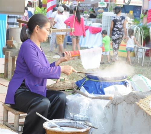 Một công đoạn làm bánh tráng Trảng Bàng. Ảnh: baotayninh.vn