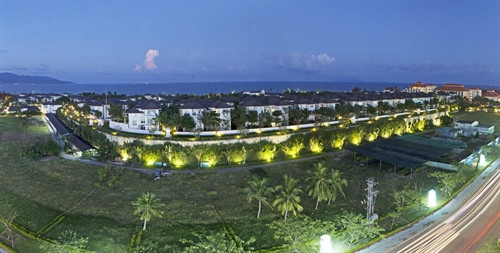 Các khu nghỉ dưỡng sang trọng được xây dựng ven biển đang là điểm lựa chọn của nhiều du khạch trong và ngoài nước khi tới tham quan, nghỉ dưỡng tại Đà Nẵng