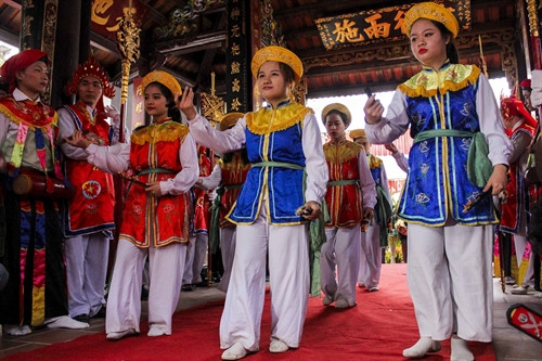 Các thiếu nữ duyên dáng trong điệu múa Sênh tiền. Ảnh: Phạm Thảo