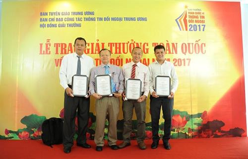 Nhóm tác giả đạt giải Nhất thuộc Báo ảnh Dân tộc và Miền núi. Ảnh: An Hiếu Nhóm tác giả đạt giải Nhất thuộc Báo ảnh Dân tộc và Miền núi. Ảnh: An Hiếu