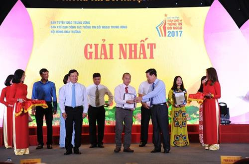 Phó Thủ tướng Chính phủ Phạm Bình Minh và Trưởng Ban Tuyên giáo Trung ương Võ Văn Thưởng trao giải Nhất cho nhà báo Huỳnh Văn Thảo, đại diện nhóm tác giả thuộc Báo ảnh Dân tộc và Miền núi (TTXVN). Ảnh: An Hiếu