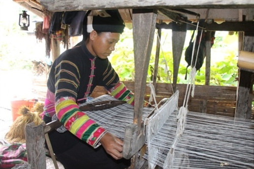 Nghề dệt và thêu thổ cẩm được phụ nữ Lô Lô gìn giữ. Nghề dệt và thêu thổ cẩm được phụ nữ Lô Lô gìn giữ.