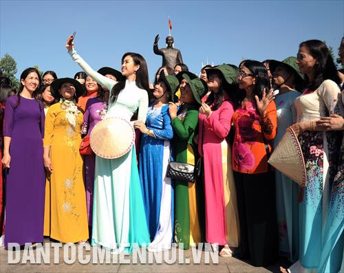 Hoa Hậu Việt Nam 2016 Đỗ Mỹ Linh chụp ảnh cùng với người dân Thành phố trước tượng đài Bác tại phố đi bộ Nguyễn Huệ Hoa Hậu Việt Nam 2016 Đỗ Mỹ Linh chụp ảnh cùng với người dân Thành phố trước tượng đài Bác tại phố đi bộ Nguyễn Huệ