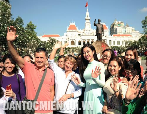 Hoa Hậu Việt Nam 2016 Đỗ Mỹ Linh - đại sứ hình ảnh Lễ hội Áo dài Thành phố Hồ Chí Minh2018 rạng rỡ với du khách quốc tế và người dân Thành phố Hoa Hậu Việt Nam 2016 Đỗ Mỹ Linh - đại sứ hình ảnh Lễ hội Áo dài Thành phố Hồ Chí Minh2018 rạng rỡ với du khách quốc tế và người dân Thành phố