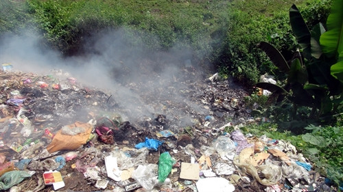 Hàng trăm hộ dân xphải sống chung với tình trạng ô nhiễm môi trường nghiêm trọng như thế này