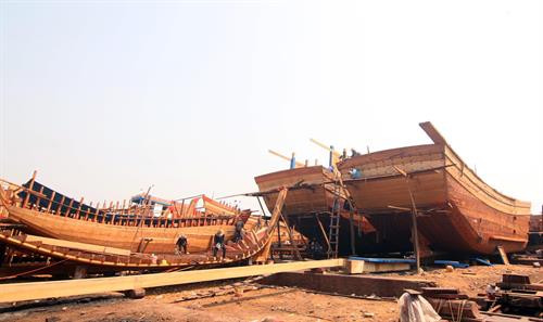 Đóng mới tàu vỏ gỗ tại Bình Định. Ảnh: Vũ Sinh - TTXVN Đóng mới tàu vỏ gỗ tại Bình Định. Ảnh: Vũ Sinh - TTXVN