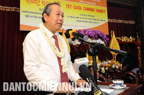 Ủy viên Bộ Chính trị, Phó Thủ tướng Thường trực Chính phủ Trương Hòa Bình phát biểu chúc mừng chư tăng và đồng bào Khmer tại chùa Candaransi, Thành phố Hồ Chí Minh