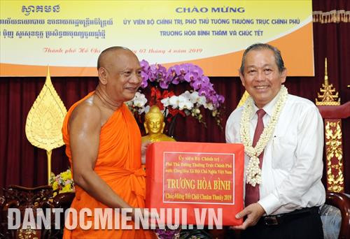 Phó Thủ tướng thường trực Trương Hòa Bình chúc mừng, tặng quà Hòa thượng Danh Lung, trụ trì chùa Candaransi (Quận 3,Thành phố Hồ Chí Minh)