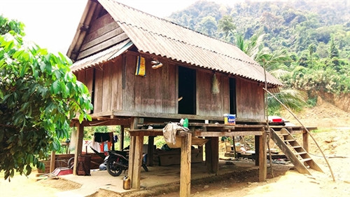 Nhà sàn của người Vân Kiều, xã Lâm Thủy, huyện Lệ Thủy (Quảng Bình) Nhà sàn của người Vân Kiều, xã Lâm Thủy, huyện Lệ Thủy (Quảng Bình)