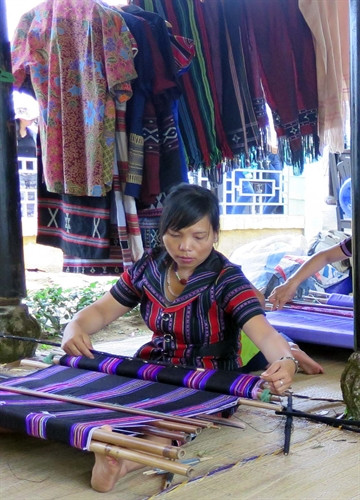 Nghề dệt zèng nay trở thành sản phẩm được ưa chuộng của khách du lịch khi đến A Lưới.