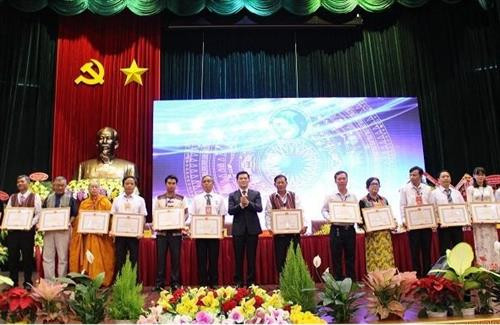 Ông Nông Quốc Tuấn, Thứ trưởng, Phó Chủ nhiệm Ủy ban dân tộc trao Bằng khen của Bộ trưởng, Chủ nhiệm Ủy ban Dân tộc cho các cá nhân có thành tích xuất sắc. Ảnh: baria-vungtau.gov.vn Ông Nông Quốc Tuấn, Thứ trưởng, Phó Chủ nhiệm Ủy ban dân tộc trao Bằng khen của Bộ trưởng, Chủ nhiệm Ủy ban Dân tộc cho các cá nhân có thành tích xuất sắc. Ảnh: baria-vungtau.gov.vn