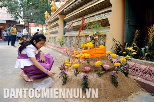 Đắp núi cát - nghi thức quan trọng trong Tết cổ truyền của đồng bào Khmer Nam bộ với sở nguyện cầu bình an, giải hạn, cầu siêu cho vong linh những người đã khuất... Ảnh: An Hiếu
