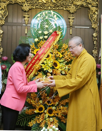 Đồng chí Trương Thị Mai, Uỷ viên Bộ Chính trị, Bí thư Trung ương Đảng, Trưởng Ban Dân vận Trung ương làm trưởng đoàn đến chúc mừng Trung ương Giáo hội Phật giáo Việt Nam tại Chùa Quán Sứ, Hà Nội. Ảnh: Nguyễn Dân - TTXVN Đồng chí Trương Thị Mai, Uỷ viên Bộ Chính trị, Bí thư Trung ương Đảng, Trưởng Ban Dân vận Trung ương làm trưởng đoàn đến chúc mừng Trung ương Giáo hội Phật giáo Việt Nam tại Chùa Quán Sứ, Hà Nội. Ảnh: Nguyễn Dân - TTXVN