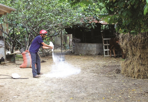 Thực hiện định kỳ tiêu độc khử trùng chuồng trại nuôi trâu, bò